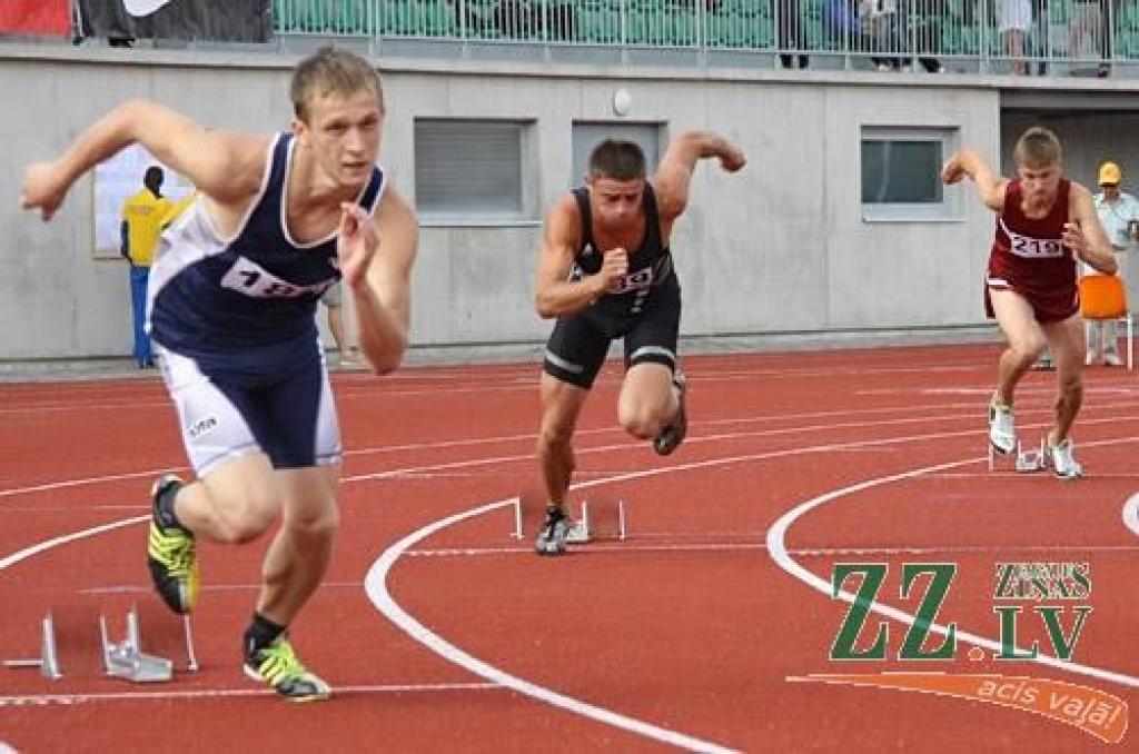Otrā vieta 400 metru barjerskrējienā Andrejam Romaņivam.
Autors: Agris Samcovs