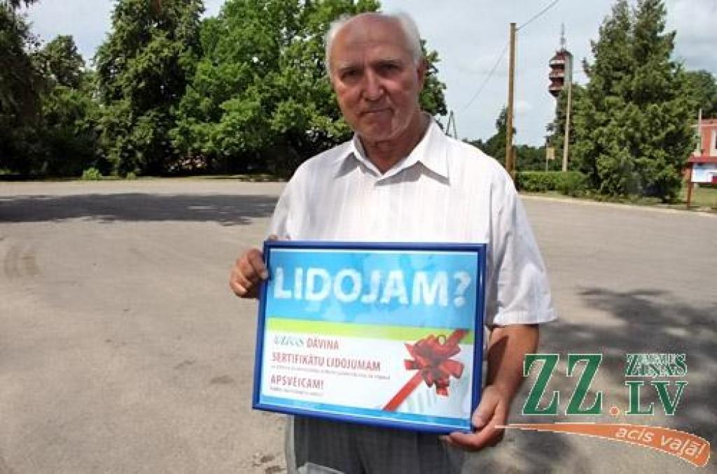 «Avīzīti neabonēju balvas dēļ, bet esmu priecīgs, ka laimīgā loze kritusi man. Tā kā balvu var izmantot līdz gada beigām, vēl padomāšu, kur un kad varēšu aizceļot, varbūt to uzdāvināšu dēlam vai meitai, bet esmu jau papētījis, uz kādām valstīm «airBaltic» organizē lidojumus,» stāsta galvenās balvas ieguvējs. Alberts Saušs.
Autors: Agris Samcovs