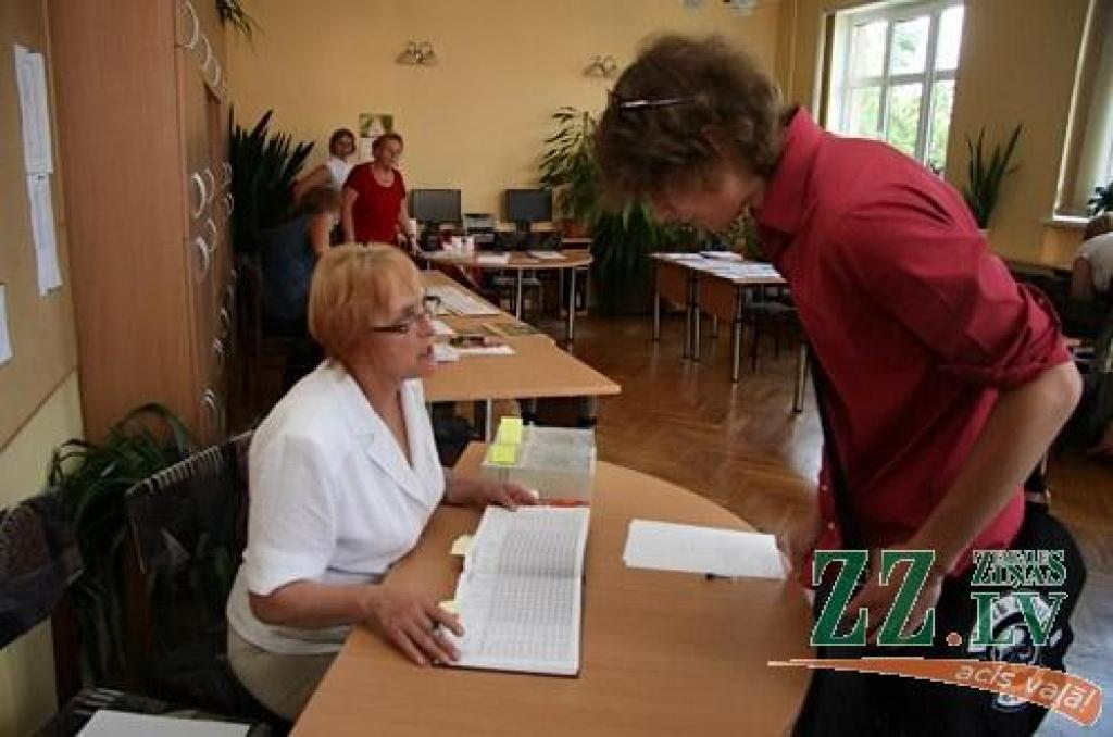 Satraucošs šīs nedēļas sākums bija 951 pilsētas, 271 Jelgavas novada un 28 Ozolnieku novada vidusskolu absolventiem, kuri saņēma centralizēto eksāmenu sertifikātus. 
Autors: Agris Samcovs