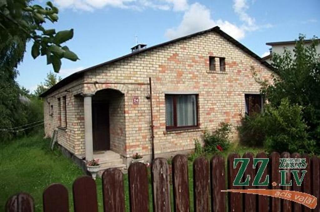 Vēlēdamās padzīvot atsevišķi no vīra, kāda pensionāre atsaucās sludinājumam ar istabas īres piedāvājumu. Domājot, ka izīrētājai var ticēt uz vārda, viņa vairākos piegājienos sievietei samaksājusi kopumā 65 latus, bet līgums tā arī nav noslēgts, turklāt dzīvot īres miteklī arī viņa netiek.
Autors: Agris Samcovs