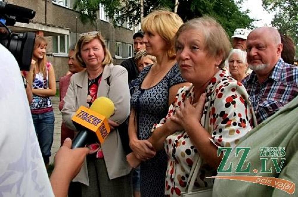 Šodien mājas iedzīvotāji par savu sāpi stāstīja arī raidījumam «Tautas balss».
Autors: Agris Samcovs