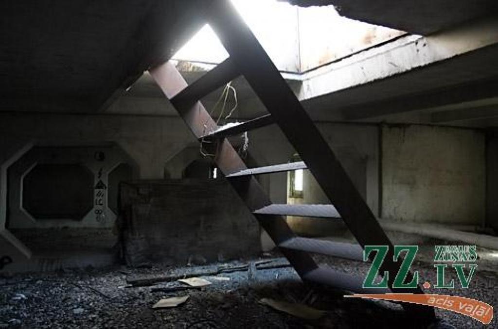 Tiekot uz daudzdzīvokļu māju jumtiem, bērni un jaunieši ne tikai riskē ar drošību. Skādi var nodarīt arī pašiem namiem, atzīst apsaimniekotājs.
Autors: Agris Samcovs