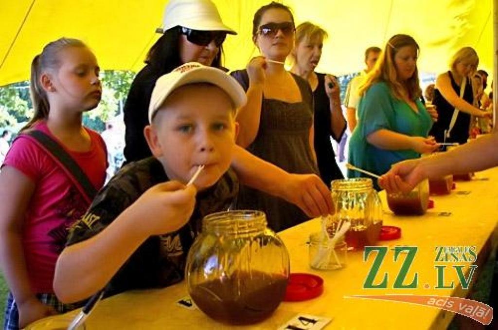 Latvijas Piena, maizes un medus svētki, kas šogad ir jau vienpadsmitie, 27. augustā baudīja laika apstākļu labvēlību – augusta pēdējā sestdiena izrādījās viena no siltākajām un saulainākajām aizvadītās vasaras dienām. Lielo ļaužu...