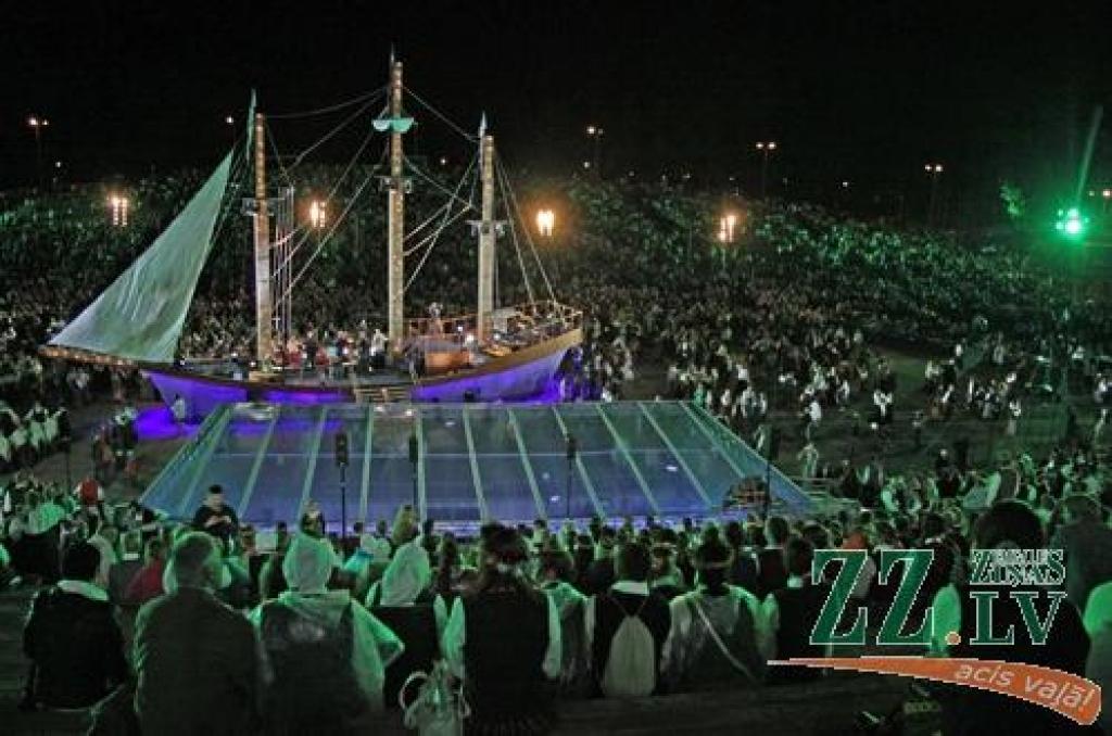 Par sestdienas un droši vien arī visu svētku kulmināciju izvērtās lielkoncerts «Meistars. Dziesma. Leģenda», kas Mežaparka Lielajā estrādē pulcēja vairāk nekā 7000 kora dziedātājus, dejotājus un pūtēju orķestru mūziķus no visas Latvijas,...