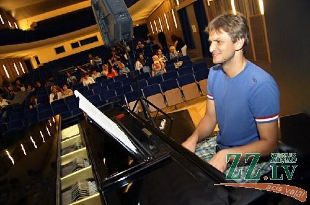 Rīgas 810 gadu jubilejai veltītajam lielkoncertam «Meistars. Dziesma. Leģenda», kas 20.augustā Mežaparka Lielajā estrādē pulcēs vairāk nekā 7000 kora dziedātāju, dejotāju un pūtēju orķestru mūziķu no visas Latvijas, pošas arī Jelgavas...