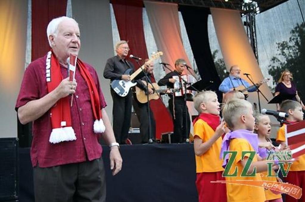 «Čikāgas piecīši» par godu 50 gadu jubilejai vairākās Latvijas pilsētās sniedz deviņus koncertus. 7.augustā viņi ciemojās Jelgavā.
Par ansambļa dibināšanu «Čikāgas piecīši» uzskata 1961.gadu, kad Čikāgas latviešu jaunatnes sarīkojumā...