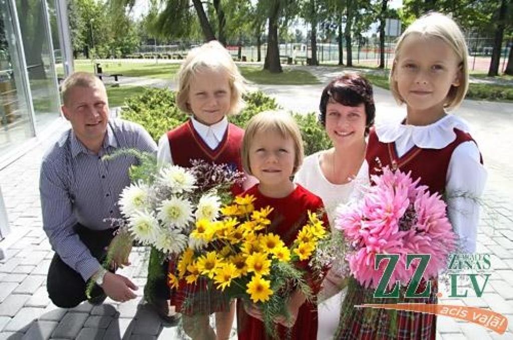 «Ziņas» 1.septembra laikrakstā stāsta, kā līdz vienota stila apģērbam tikušas tās skolas, kurās bērniem jānēsā formas, un kā ar šī principa ievērošanu sokas.
Autors: Agris Samcovs