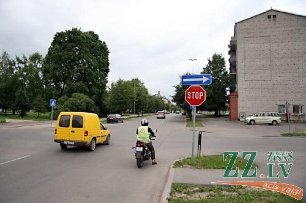 Pašlaik arī notiek luksoforu uzstādīšana Dobeles – Pasta – Blaumaņa ielas krustojumā.
Autors: Agris Samcovs