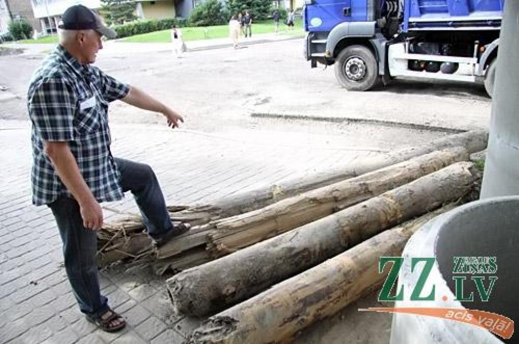 Inspekcija informē, ka pirmdien Jelgavas pašvaldībai nosūtījusi priekšrakstu atradumu vietās pārtraukt būvdarbus, lai varētu veikt arheoloģisko ekspertīzi. 
Autors: Agris Samcovs