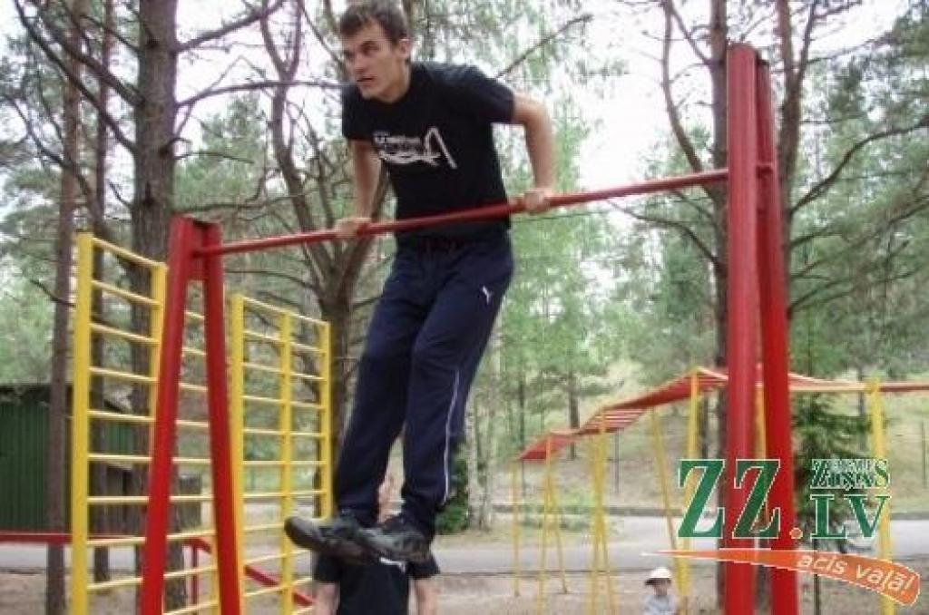 Ielu vingrotāji ar priekšnesumiem nometnē Elejas bērnu nama bērniem.
Autors: Latvijas Ielu vingrošanas sporta biedrība