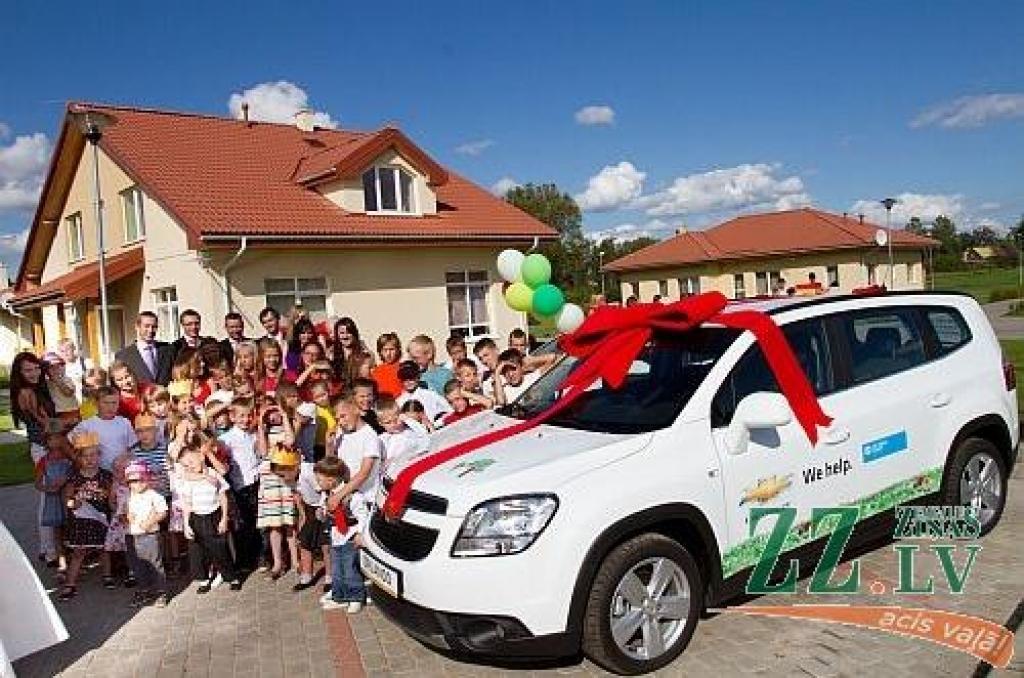 Svinot Valmieras SOS bērnu ciemata ceturto dzimšanas dienu, «Chevrolet» par godu savai 100 gadu un ciemata jubilejai, dāvina trīs jaunas automašīnas Latvijas SOS Bērnu ciemata asociācijai.
Autors: Reinis Oliņš