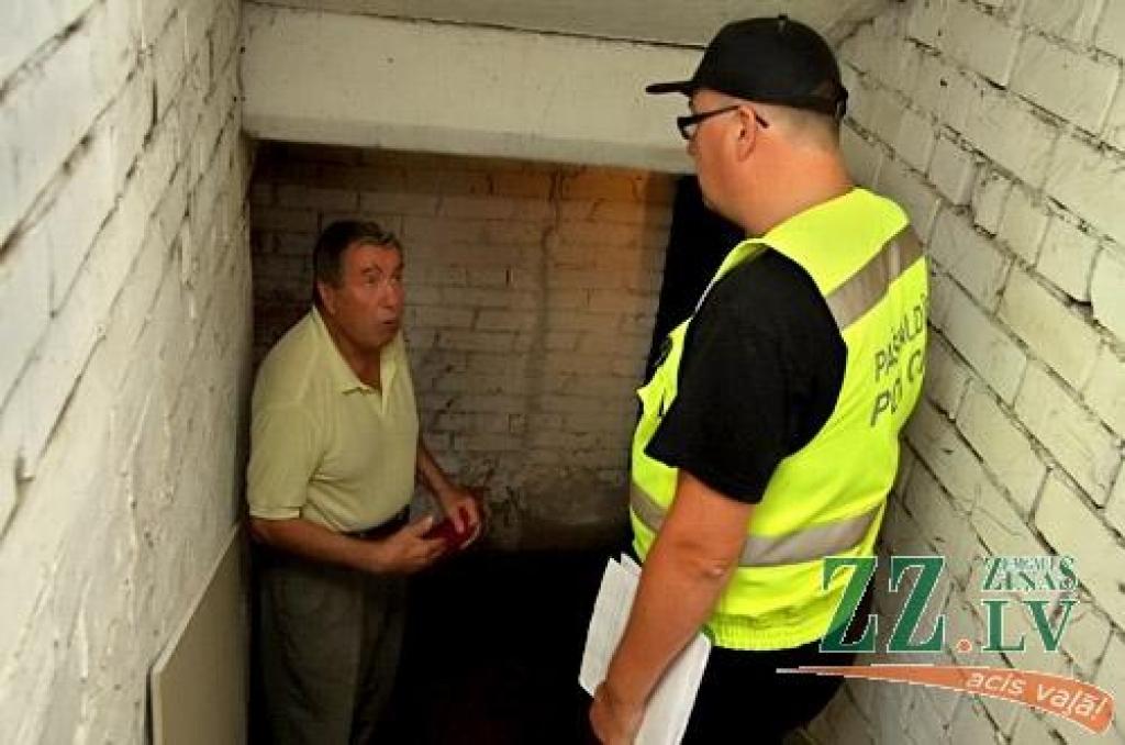 Pirms trim gadiem Cukura ielas 24.nama iedzīvotājs Vladimirs Kuzmenko pirmoreiz vērsās pašvaldībā ar lūgumu pēc palīdzības.
Autors: Agris Samcovs