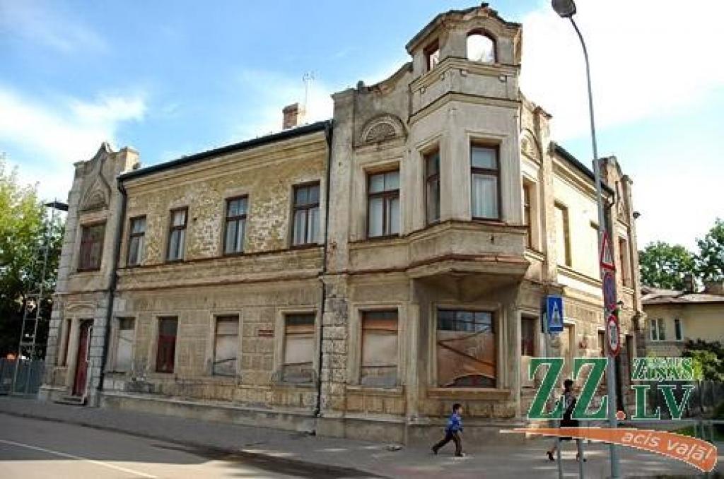 Māja Vaļņu ielā 18 ir vietējās nozīmes arhitektūras piemineklis, kas, lai arī cietis no laika zoba, drīz atgūs savu krāšņumu.
Autors: Agris Samcovs