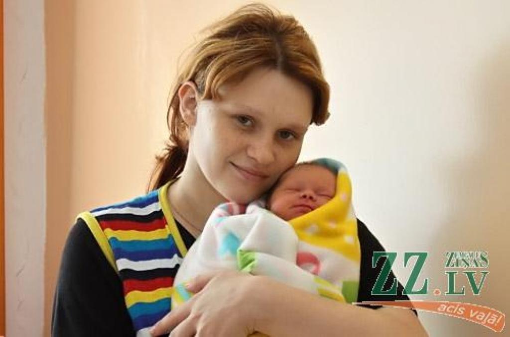 Jelgavnieki Viktorija Podoļska un Dmitrijs Rudņecs meitiņu rokās pirmoreiz paņēma 15.augustā. 
Autors: Agris Samcovs