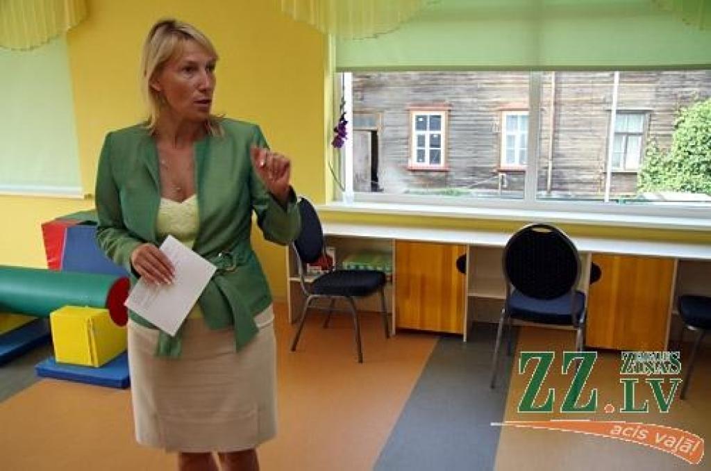 Jaunais Jelgavas pašvaldības bērnudārzs «Ķipari» šķiet skaists un krāsains, taču vairāki vecāki,  iepazīstoties ar telpām, bijuši nepatīkami pārsteigti par šaurību, it kā nepilnībām un pat celtniecības «brāķiem», kas varot apdraudēt mazuļu drošību.
Autors: Agris Samcovs