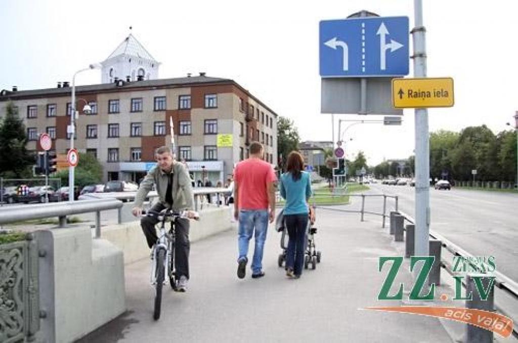 Minētajā krustojumā cieš arī gājēji, kuriem, lai sagaidītu atļaujošo luksofora signālu, lai šķērsotu Čakstes bulvāri, jāgaida vismaz minūte.
Autors: Agris Samcovs