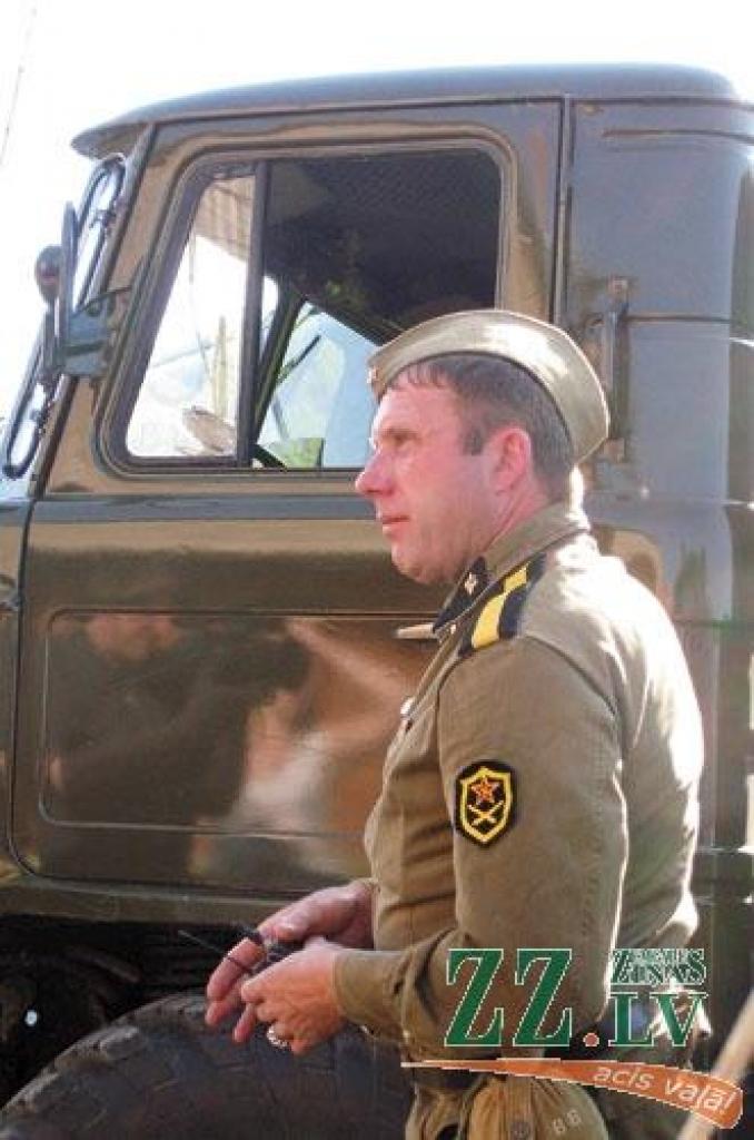 Dundagas Pūpolos Edgars Kārklevalks ir gatavs pa Ziemeļkurzemes bijušajām militārajām teritorijām  90 kilometru garumā piecas stundas vizināt paša atjaunotajā padomju armijas mašīnā GAZ-66. Jārēķinās, ka būs pamatīgi putekļi, bedres un līkumi.
Autors: Pārsla Konrāde