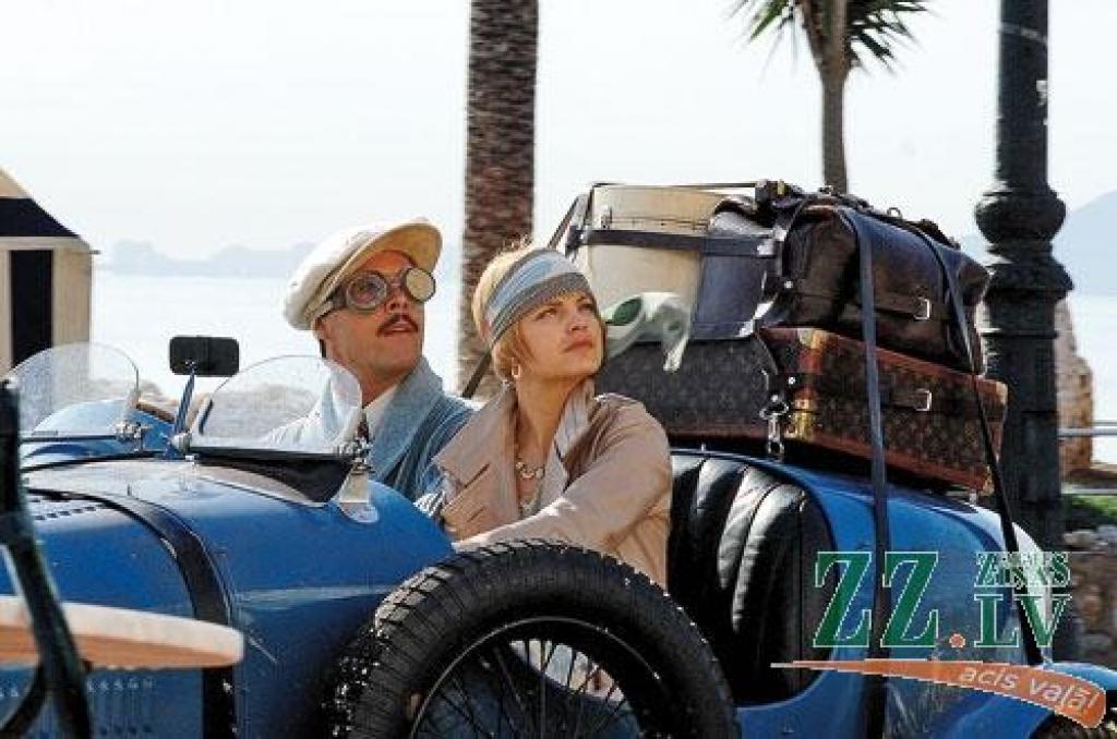 Hedonistu pāris savu viltus paradīzi apceļo ar auto. Lomās – britu aktieris Džeks Hastons un amerikāniete Mena Suvari.
Autors: Publicitātes foto