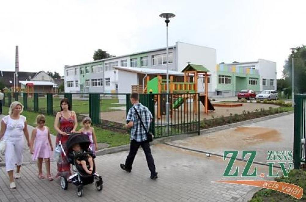 Kamēr iestādes meklē atbildi, vai par 1,30 latiem var nodrošināt sabalansētu uzturu trīs reizes dienā, jaunā bērnudārza apmeklētāji var palikt neēduši.
Autors: Agris Samcovs