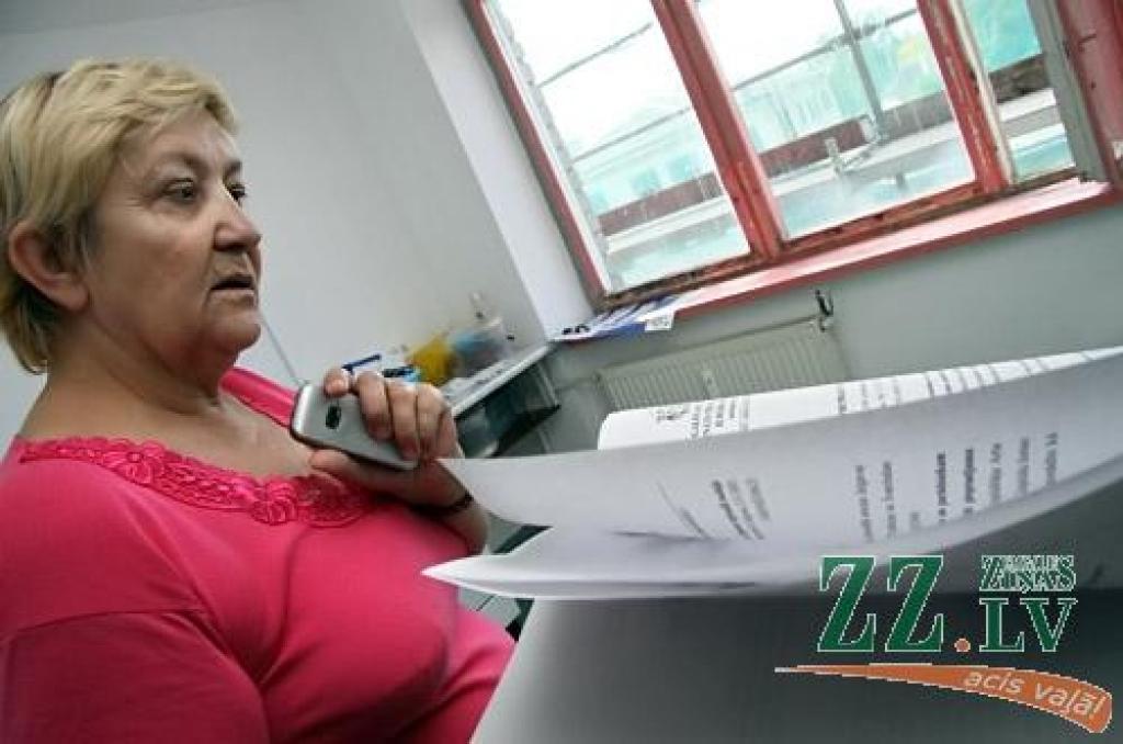 Jau 2002.gadā pensionāre, pārdodot dzīvokli, nomaksāja iekrātos parādus par apsaimniekošanu un elektrību, bet šovasar pēkšņi uzzināja – no viņas konta tiesu izpildītāja likusi atvilkt naudu.
Autors: Agris Samcovs