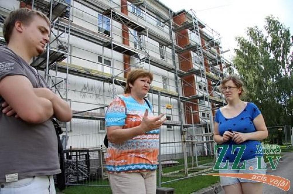 «Sākumā projektā, kam piekrita iedzīvotāji, runa bija par akmens vati, bet tagad uzlika putuplastu,» saka Kastaņu ielas 6.mājas vecākā Silvija Salmiņa.
Autors: Agris Samcovs
