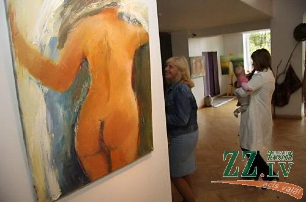 Pašā Miķeļdienā Jelgavas kultūras namā durvis vērusi jauna studijā «Dardedze», šoreiz kopā ar  draugiem un palīgiem, tapusi izstāde – «Pirtsdiena».

«Es domāju, ka katru latvieti, lai kur viņš atrastos, vienalga zempziņā velk uz laukiem,...