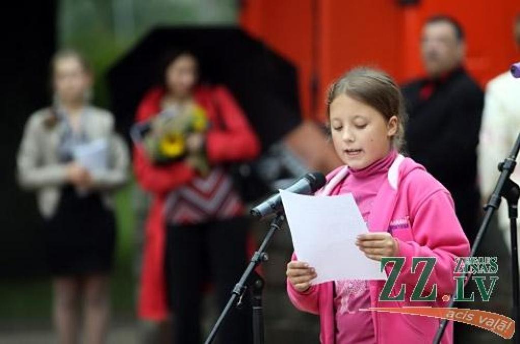 Dzejas diena, kuras datums šogad Jelgavā acīmredzot saskaņots ar skolas nedēļas sākumu, 12.septembrī sākās ar dzejdaru viesošanos pilsētas skolās, turpinājās ar tradicionālo dzejas stundu pie Raiņa pieminekļa un noslēdzās ar pasākumu «Es...
