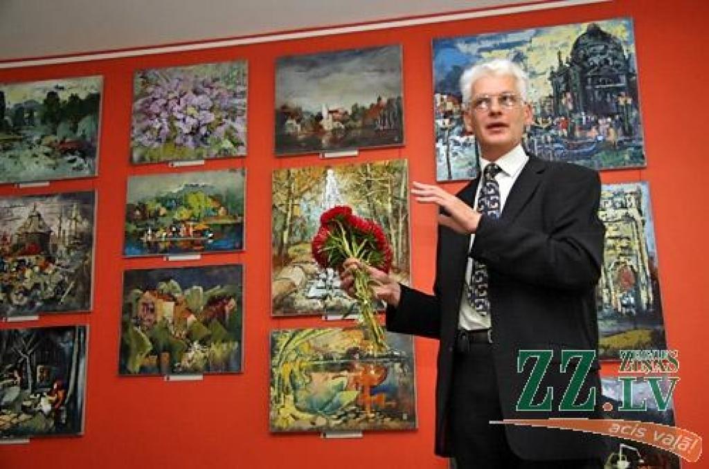 Jelgavas Zinātniskās bibliotēkas (JZB) galerijā otrdien atklāja mākslinieka Raita Junkera gleznu izstādi «No...». Kaut gleznu autoru nu jau grūti ierindot jauno kategorijā (R.Junkers dzimis 1959.gadā Kuldīgas rajona Ēdolē), Jelgavas...