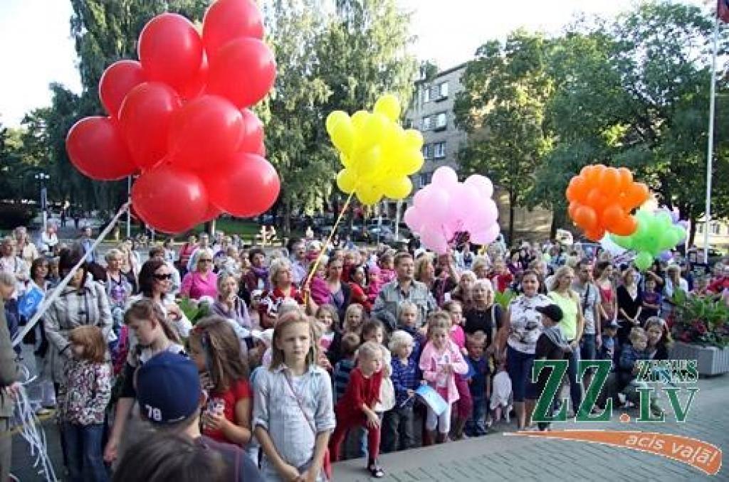«Jauno sezonu sagaidām satraukuma pilni. 20 gadi taču ir pirmo reizi, tāpēc centīsimies to sākt nedaudz citādāk, mīļāk,» teic Jelgavas bērnu un jauniešu deju kolektīva «Vēja zirdziņš» vadītāja Alda Skrastiņa. Viņa atklāj, ka galvenie...