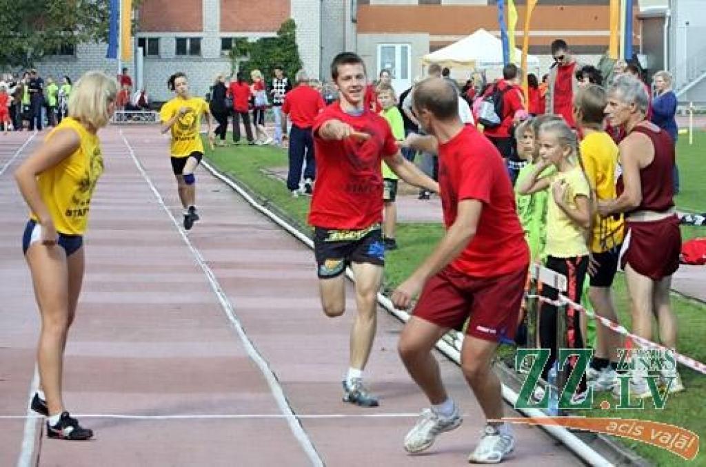Ozolnieku novada iedzīvotāji sestdien pulcējās uz novada Sporta dienu, kas vienlaikus bija arī gadskārtējās spartakiādes finišs. «No pērnā gada novembra līdz augustam esam kārtīgi sportojuši 11 sporta veidos un četros masu pasākumos. Nu...