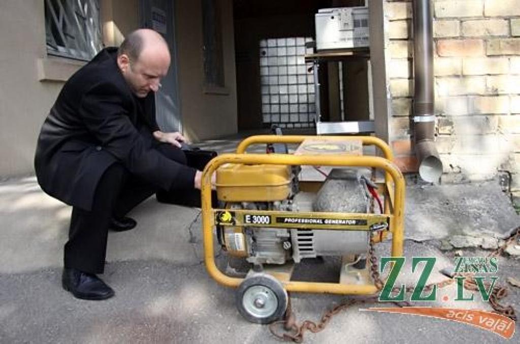 Īstu šovu pēc pašu likumsargu pieprasījuma iestādes 21. gadadienā Jelgavas prokuratūrā šonedēļ sarīkojis jurists Aivars Tīrumnieks – pēc prokurores atteikuma tikt pie kāda kriminālprocesa dokumentu kopijām viņš par to sūdzējās virsprokuroram Dainim Mālmanim, kurš savukārt lika pēc lietas materiāliem ierasties ar savu kopējamo tehniku. Jurists tā arī izdarīja. 
Autors: Agris Samcovs