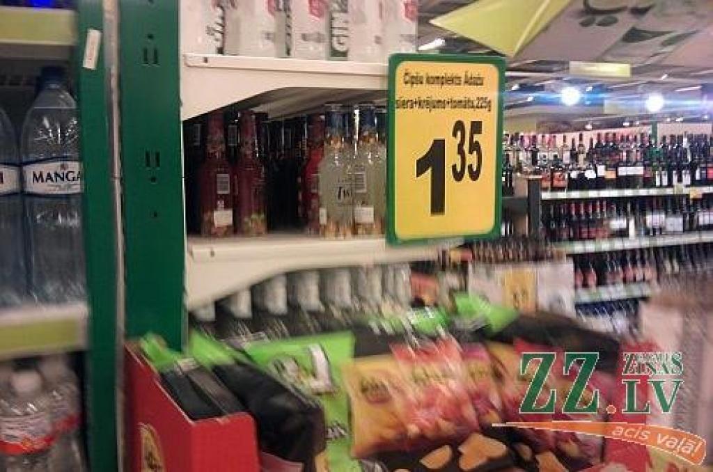 Par darbinieku kļūdu, kas tikšot nekavējoties izlabota, veikala «IKI» pārstāve sauc cenu nesakritību tirdzniecības zālē un pie kases, maksājot par pirkumu.
Autors: Sergejs Fiļimonovs