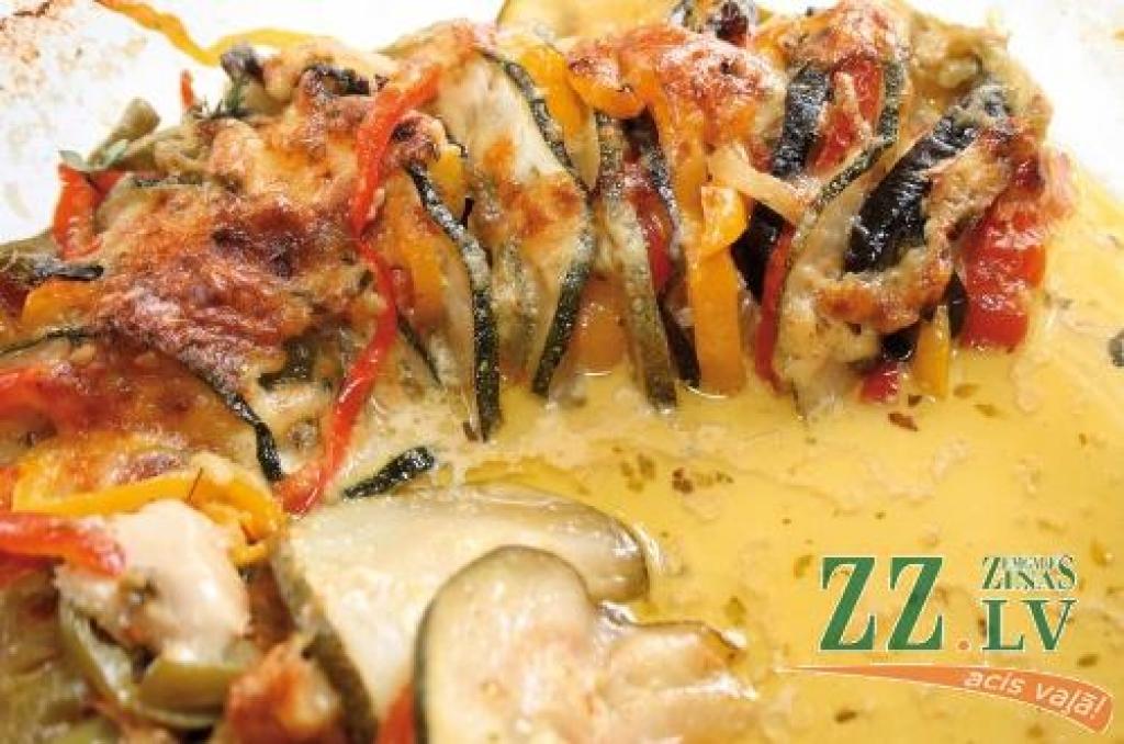 Tomātu sautējuma sastāvdaļas – baklažāns, kabacis vai cukīni, 3 lieli tomāti, 2 lieli sīpoli, 3 paprikas, 3 ēdamkarotes smalki rīvēta cietā siera, 100 gramu saldā krējuma, aptuveni 200 gramu vistas filejas, sāls, pipari un citas  garšvielas pēc izvēles, 3 ēdamkarotes eļļas.
Autors: Uldis Dobelis