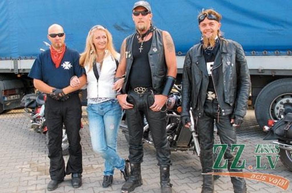 Helmuts Jansons (no kreisās) ar līdzbraucēju Sandru Pētersoni, Ivars Šnuka un Jānis Gudrinieks.
Autors: Inga Karpova