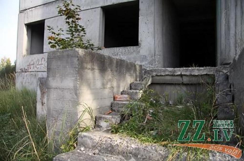 «Ziņas» jau rakstīja par nepabeigto monolītā dzelzsbetona deviņstāvu būvi Pumpura ielā 3a, kas ir bēdīgi slavena pašnāvību vieta.
Autors: Agris Samcovs