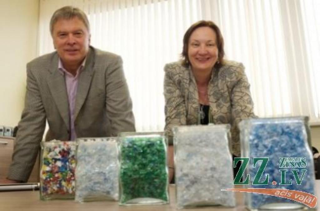No kreisās: Latvijas straujāk augošā uzņēmuma – «Gazele 2011» – «PET Baltija» valdes priekšsēdētāja Undīne Būde un rūpnīcas direktors Alberts Strauts, kas krīzes laikā pievienojās kolektīvam no «Nordic Plast», un pateicoties savai pieredzei, uzlaboja ražošanas procesu.
Autors: No «Dienas mediju» arhīva