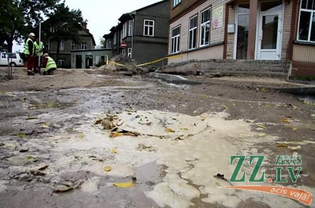 Mājas apsaimniekotāja SIA «Jelgavas Nekustamā īpašuma pārvalde» (NĪP) izpelnījusies gan dzīvokļu īpašnieku, gan blakus esošās Raiņa ielas rekonstruētāju kritiku, jo savlaicīgi nespējot novērst ūdens caurules plīsumu, kā dēļ applūdis ne tikai nams, bet arī izraktā iela. 
Autors: Agris Samcovs