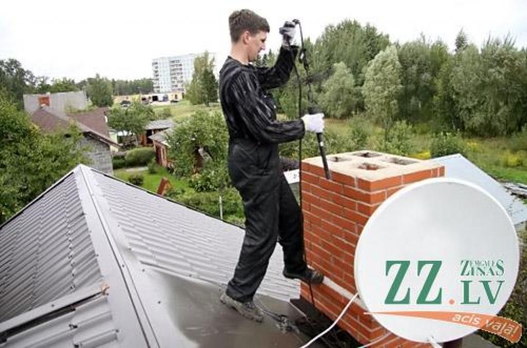 Jelgavā ir divu veidu namsaimnieki – vieni skursteņslauķi sauc regulāri vismaz reizi gadā pirms apkures sezonas, bet otri par dūmeņiem neliekas ne zinis tik ilgi, kamēr paši vairs nespēj padzīvot piekvēpušā istabā vai pie durvīm klauvē nikni kaimiņi no piedūmotā pagalma. 
Autors: Agris Samcovs