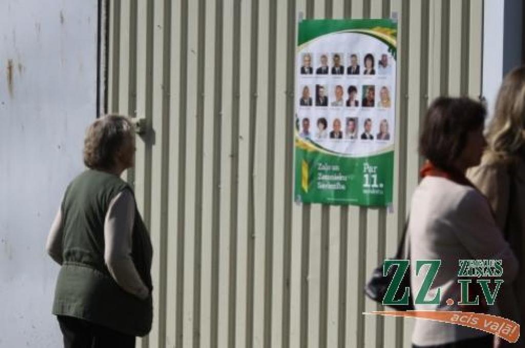 Ne tikai uz zirgiem un jātniekiem, bet arī smaidošu politiķu sejām plakātos aizvadītajā svētdienā nācās lūkoties LLU zirgkopības centrā «Mušķi», kur notika jaunzirgu čempionāts.
Autors: Armands Lazdiņš