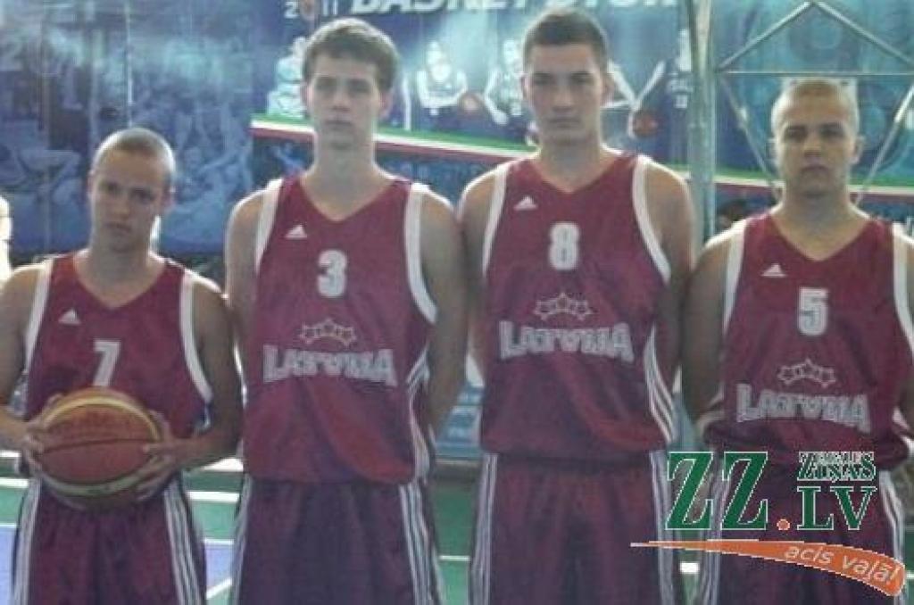 No kreisās: Uvis Stroganovs, Česlavs Mateikovičs, Rihards Adiņš, Oskars Liepiņš.
Autors: Māris Jučmanis