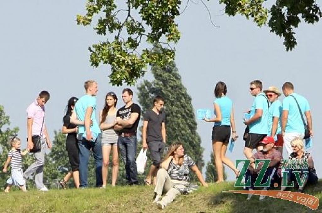 Partijas pārstāvji aģitē Lielupes promenādē, ar ko saņēmuši Jelgavas Pašvaldības policijas aizrādījums.
Autors: Agris Samcovs