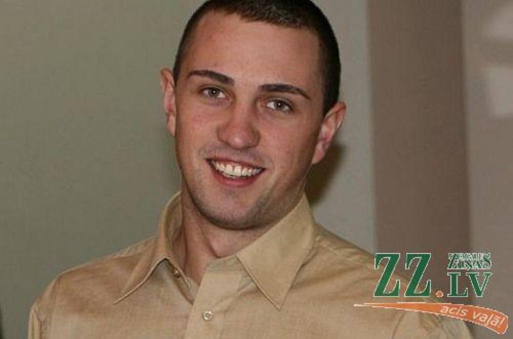 Uzņēmuma «Ferrus» vadības pārstāvis Rihards Rāviņš uz jautājumu, cik liela bijusi viņa loma tajā, ka JAP pērk tieši «AMO Plant» autobusus, atbildēja: «Nekāda! Es nenodarbojos ar autobusu tirdzniecību vai nomu.» Viņš arī piebilda, ka «ar JAP vadību nekad neesmu ticies par šiem jautājumiem».
Autors: no www.ferrus.lv