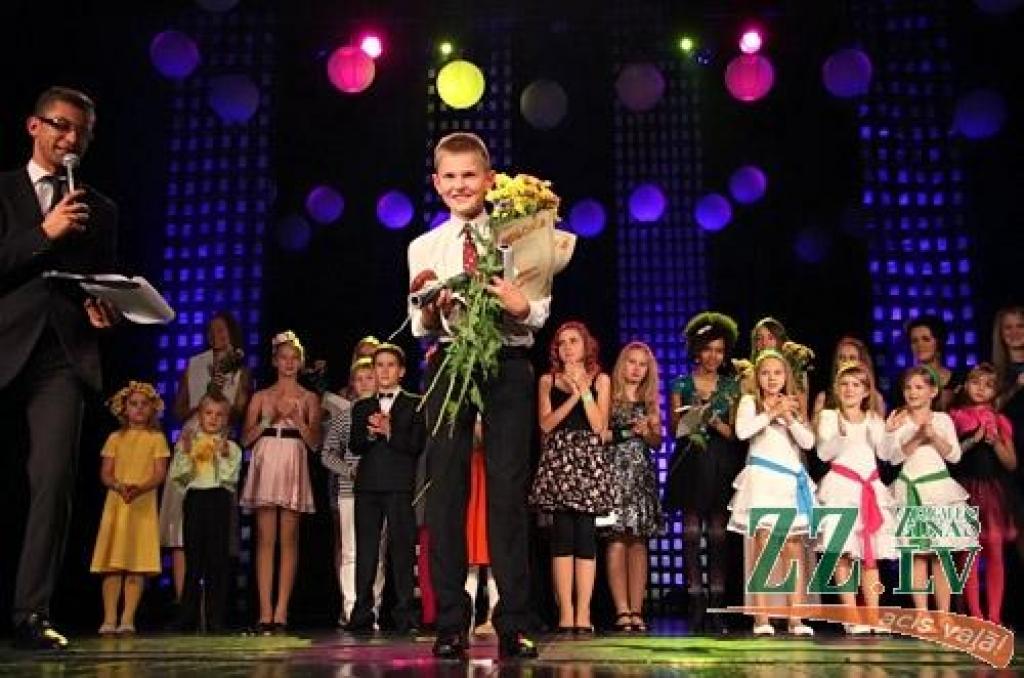 Vairāk nekā trīs stundas 28.oktobrī risinājās Noras Bumbieres jauno dziedātāju konkurss, kurā piedalījās trīs dueti un divdesmit solisti. Galveno balvu ieguva skolotājas Evijas Lagzdiņas audzēknis deviņgadīgais Eduards Grundmanis no...