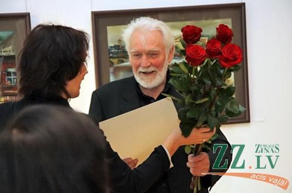 Daudzu kolēģu mākslinieku, plaša draugu un ģimenes loka, ko vēl kuplāku vērta daļa no ilgajos darba gados Zīmēšanas studijā apmācītajiem audzēkņiem, klātbūtnē Jelgavas kultūras namā 28.oktobrī atklāta Ulda Rogas 70 gadu jubilejai veltīta...
