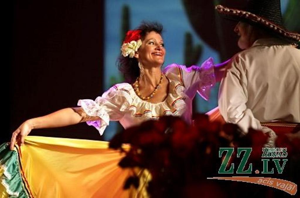 Anita Feldmane nav ne deju svētku virsvadītāja, ne slavena horeogrāfe, bet aizrautīga dejotāja, kuras deju gaitas sākušās trīs gadu vecumā, kad «mamma mani aizveda uz Rīgas Elektromehāniskās rūpnīcas kultūras namu, kas atradās turpat pāri...