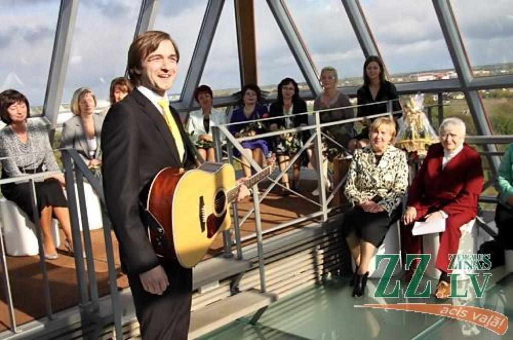 Šogad Jelgavas Dzimtsarakstu nodaļai aprit 90.gadskārta. Tā dibināta 1921.gada 1.septembrī, bet savu apaļo jubileju Sv.Trīsvienības baznīcas tornī svinēja šodien. Tornis pēdējā laikā kļuvis par daudzu jelgavnieku iecienītu laulību vietu....