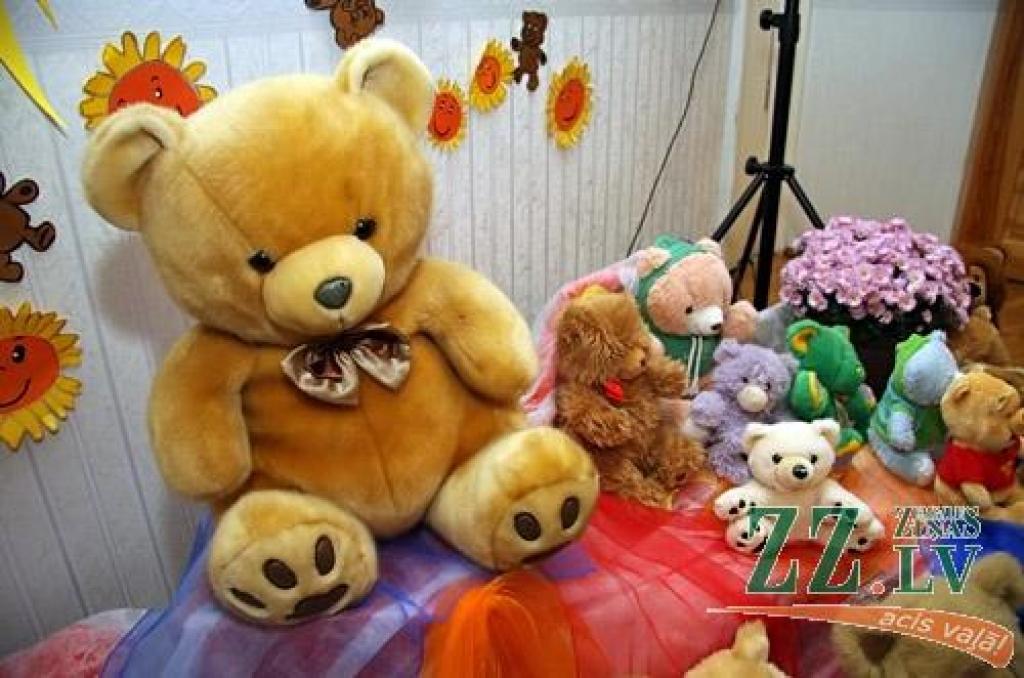 Pirms 45 gadiem Jelgavā durvis vēra bērnudārzs «Lācītis». Šonedēļ jubilejai par godu tajā tiek organizēti dažādi pasākumi. Bērni uz dārziņu līdzi ņēma savus rotaļu lācīšus, kas visi kopā apskatāmi izstādē. «Lācītim» dzimšanas dienā tapuši...