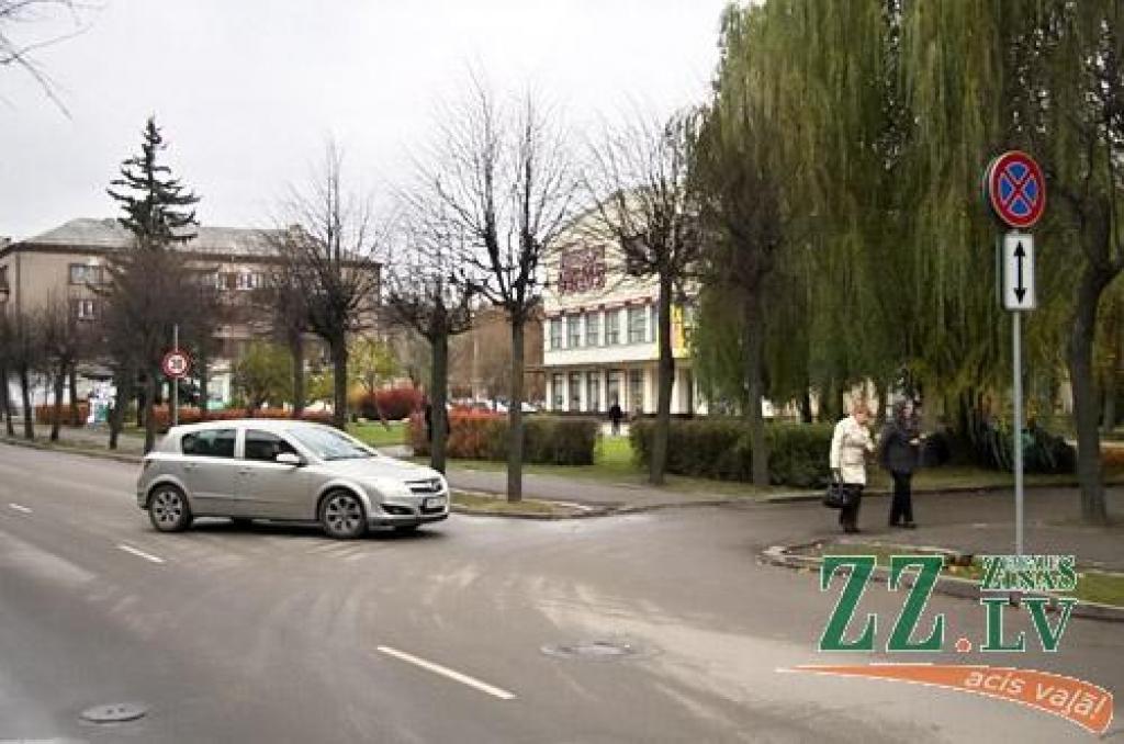 Par to, kur jelgavnieki atstāj savas mašīnas un kad auto atkal varēs atstāt gar «Kanclera namu», lasiet laikrakstā.
Autors: Agris Samcovs