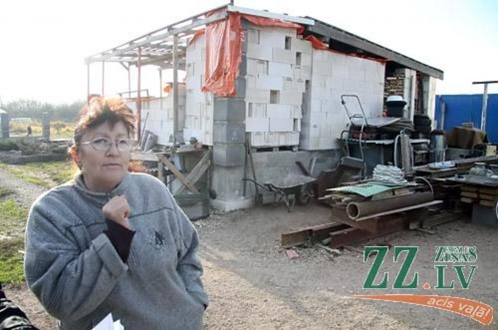 Izmaiņas likumā Kalnciemā radījušas situāciju, ka viens privātmāju upes krastā drīkstējis uzcelt, bet kaimiņš – vairs ne.
Autors: Agris Samcovs