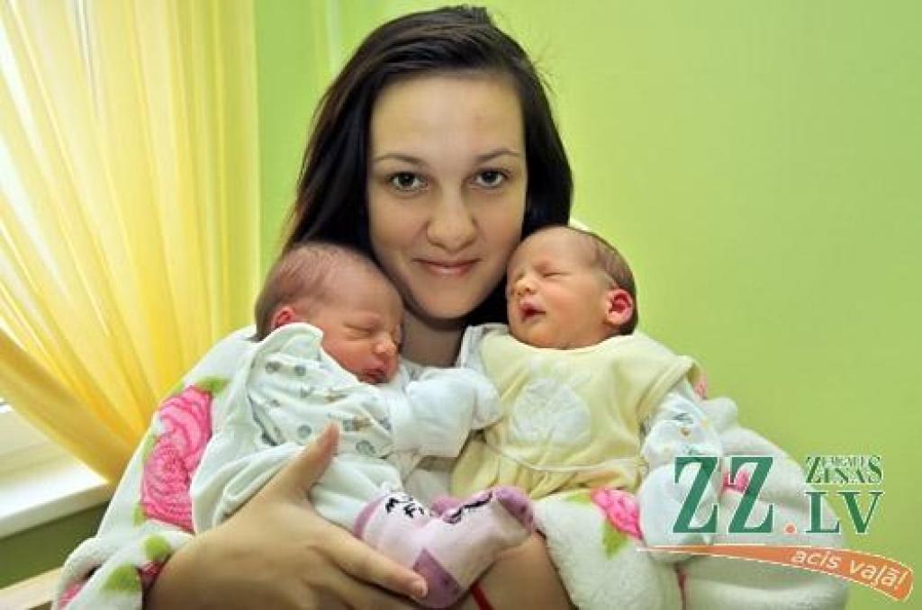 Sintija Kindure no Zaļenieku pagasta 23. oktobrī pasaulē laida dvīnītes – Keitiju un Kitiju.
Autors: Agris Samcovs